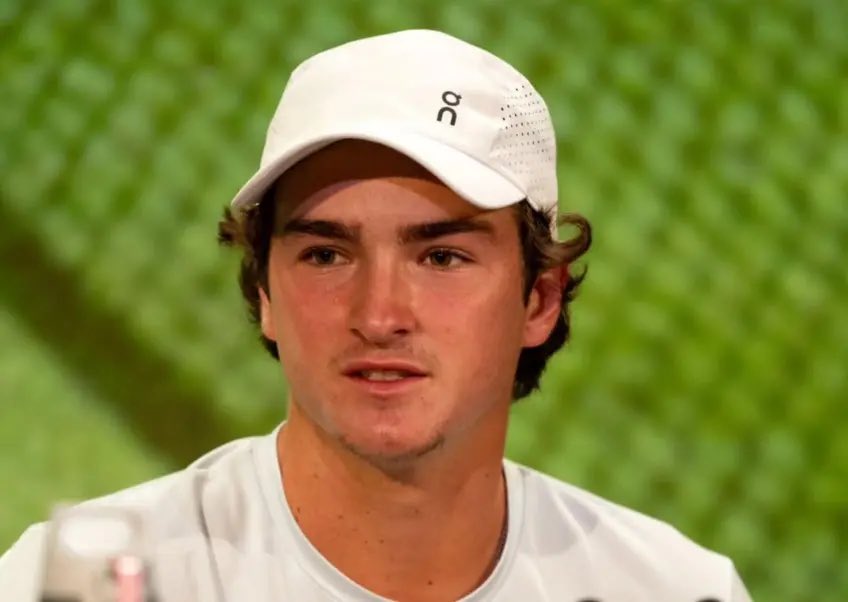 Tennistimechat's tweet image. João Fonseca crashes out to Machac in straights. The hype train keeps rolling, but the results just don’t. Way too overrated for a guy who still hasn’t done anything big on the pro tour. Time to prove it on court, not on instagram. #USOpen #Fonseca #Machac #TennisTwitter