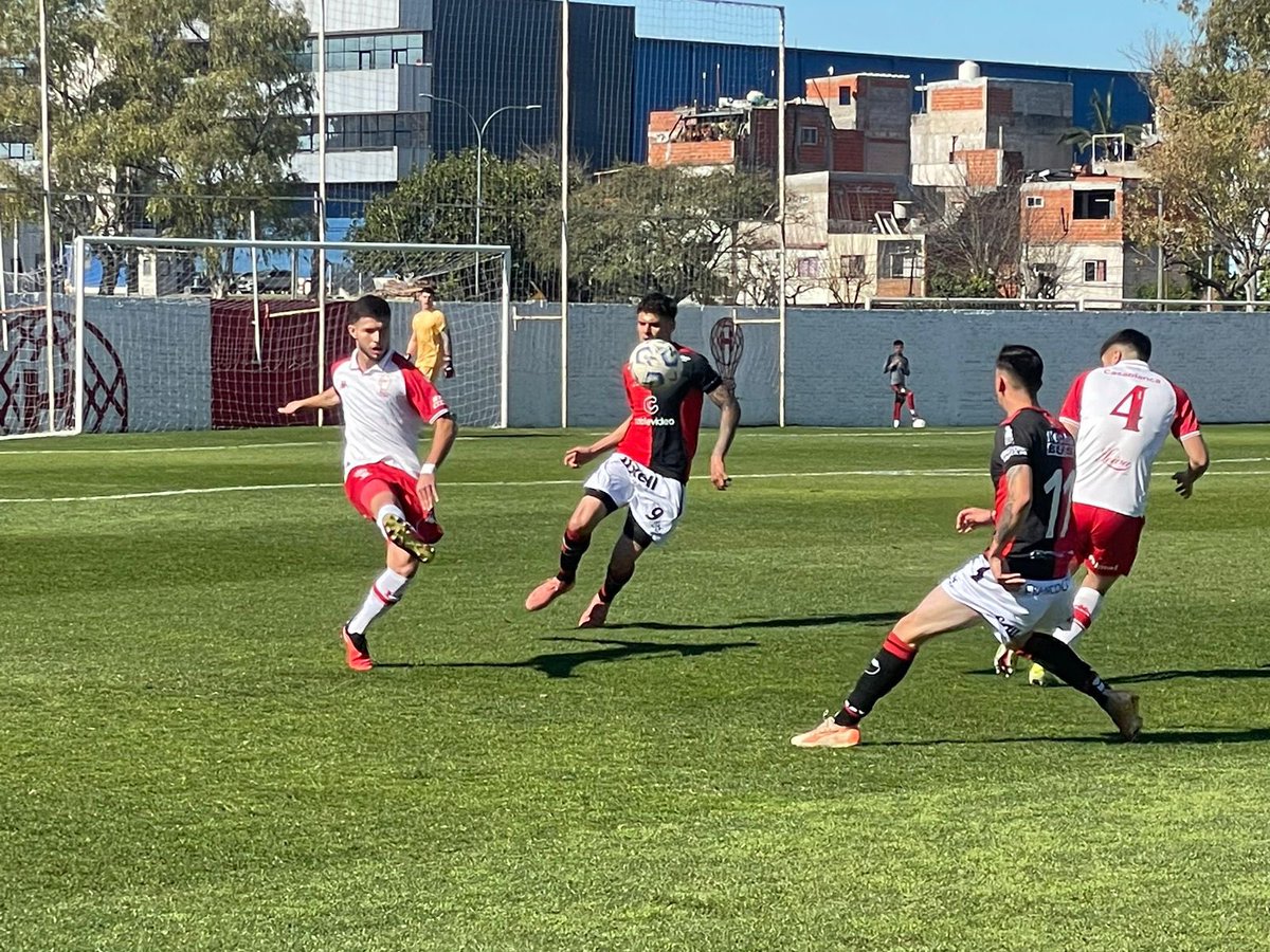 Finalizó el primer tiempo en La Quemita. #Colón se había puesto en ventaja con gol de Nagel, pero el local se lo dio vuelta finalizando la primera etapa (2-1). Veremos si el equipo de Minella puede revertir el resultado en el complemento. Partido muy parejo.