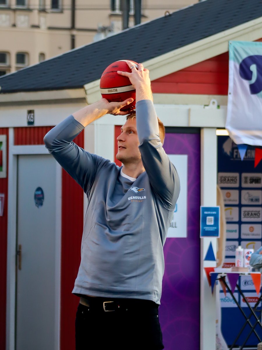 Korisliigat valtasi tänään Sudenpesän! 

Ensimmäinen kisapäivä takana ja vieraana nähtiin Korisliigaan palaava <a href="/GullsBasketball/">HELSINKI SEAGULLS</a> pelaaja Osku Heinonen.🔥🏀

Perjantaina jatketaan Sudenpesässä Tampereen keskustorilla, nähdään siellä! 👋🏾

#korisliiga #eurobasket2025