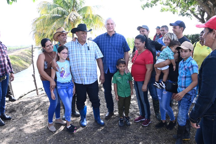 El Primer Secretario del <a href="/PartidoPCC/">Partido Comunista de Cuba</a>  y Presidente de la República, <a href="/DiazCanelB/">Miguel Díaz-Canel Bermúdez</a> recorrió objetivos económicos y sociales  en los municipios cabeceras de Granma y Las Tunas. #ANAPCuba