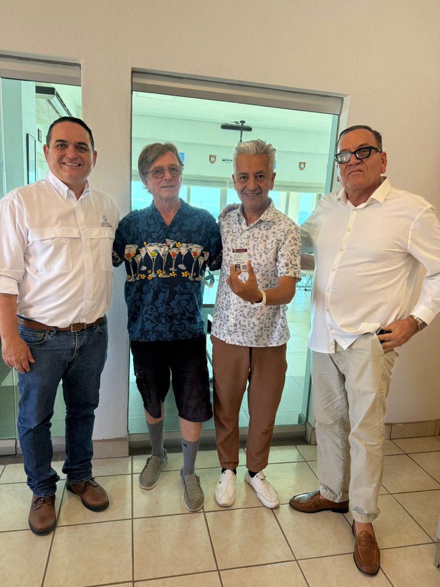 🏡 ¡Cada vez más profesionales inmobiliarios de #BajaCaliforniaSur se suman a la formalidad y obtienen su licencia para ejercer!

El subsecretario de Economía, Alonso Gutiérrez Martínez, llevó a cabo la entrega de credenciales a agentes inmobiliarios en el municipio de #Loreto,