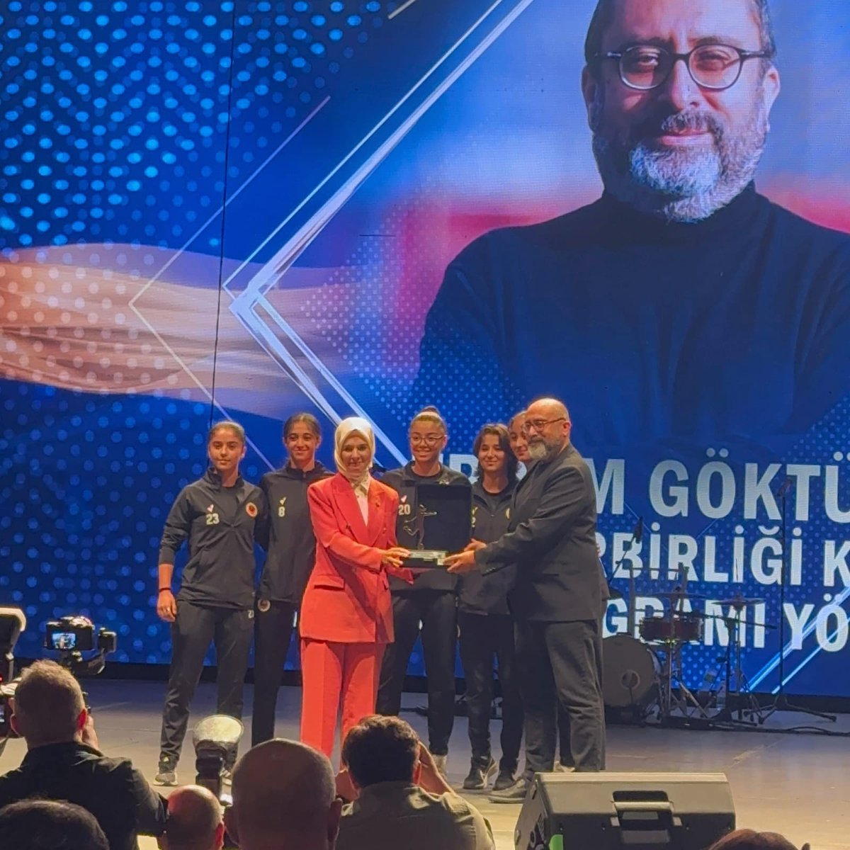 G_Birligi_Haber's tweet photo. Gençlerbirliği Kadın Futbolu'na ödül!

Kadın futbolunda 2024-25 sezonunun en başarılılarının ilan edildiği 'Kristal Ayaklar Ödül Töreni' Cer Modern'de yapıldı. 

Kadın Futbolcular Derneği (KAFUDER)'in düzenlediği törende Gençlerbirliği'nin Kadın Futbol Programı'ndan sorumlu yöneticisi Erdem Göktürk "Yılın Yöneticisi" seçildi. 

Göktürk'e ödülü, Aile ve Sosyal Hizmetler Bakanı Mahinur Özdemir Aktaş takdim etti. 

Kalabalık bir protokol önünde gerçekleştirilen törene Gençlerbirliği U15 kız takımı oyuncuları ve teknik heyeti de katılarak kırmızı-karaları temsil etti.