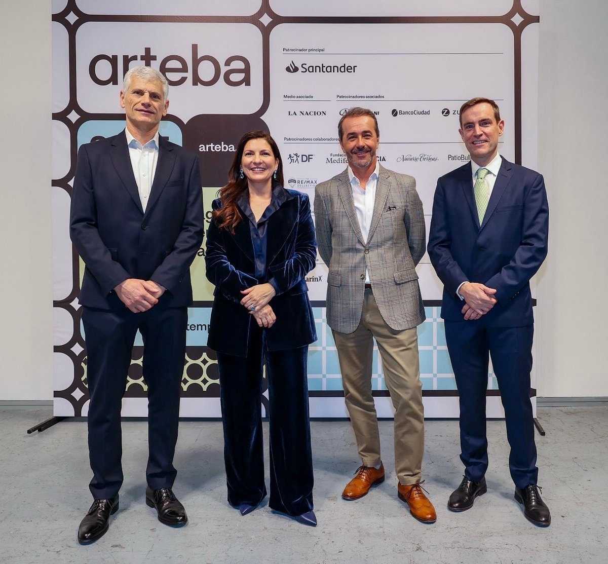 ¡Inició #arteba2025! Primera visita con @santander_ar, patrocinador principal de la feria. Guillermo Tempesta Leeds, Presidente de Santander, junto a Larisa Andreani, Presidenta de arteba, Alejandro Butti, CEO de Santander y Federico Braun, Vicepresidente de arteba.