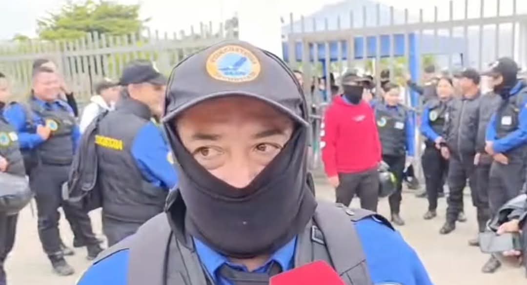 PERSONAL DE LIMPIEZA DEL HOSPITAL DE ESPECIALIDADES DE PORTOVIEJO LES DEBEN 11 MESES DE SUELDO. El personal de seguridad y limpieza inició una huelga indefinida.Reclaman el pago de sus sueldos atrasados de hasta once meses, mientras el Hospital sigue enfrentando serios problemas.