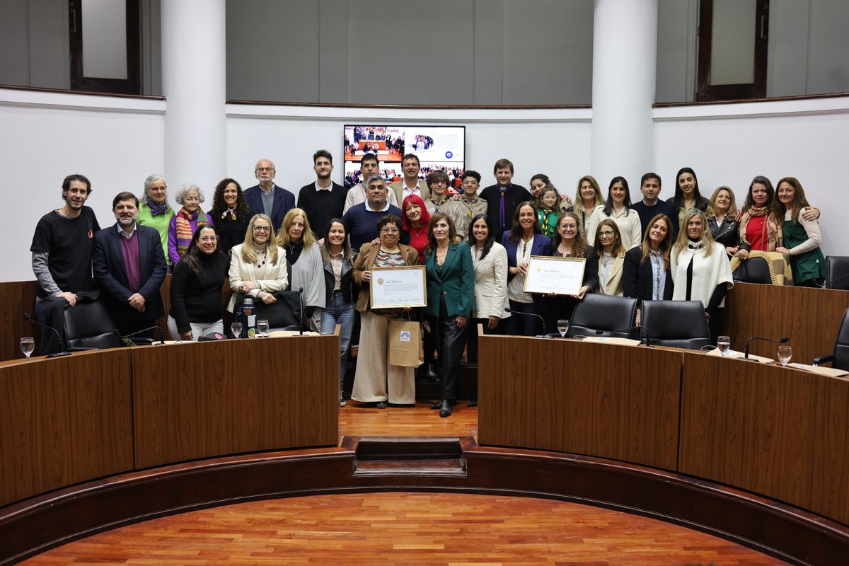 Mario Galoppo (@mariogaloppo) on Twitter photo Reconocimiento. El <a href="/ConcejoSantaFe/">Concejo Municipal SF</a> reconoció a quienes trabajan en la defensa de los derechos de las infancias. El acto se realizó en el marco del mes de la niñez. Los distinguidos fueron Fundación CONIN - Canticuénticos - Asociación Civil “Un Mundo Especial”- Abracuentos- Bancos Reconocimiento. El <a href="/ConcejoSantaFe/">Concejo Municipal SF</a> reconoció a quienes trabajan en la defensa de los derechos de las infancias. El acto se realizó en el marco del mes de la niñez. Los distinguidos fueron Fundación CONIN - Canticuénticos - Asociación Civil “Un Mundo Especial”- Abracuentos- Bancos