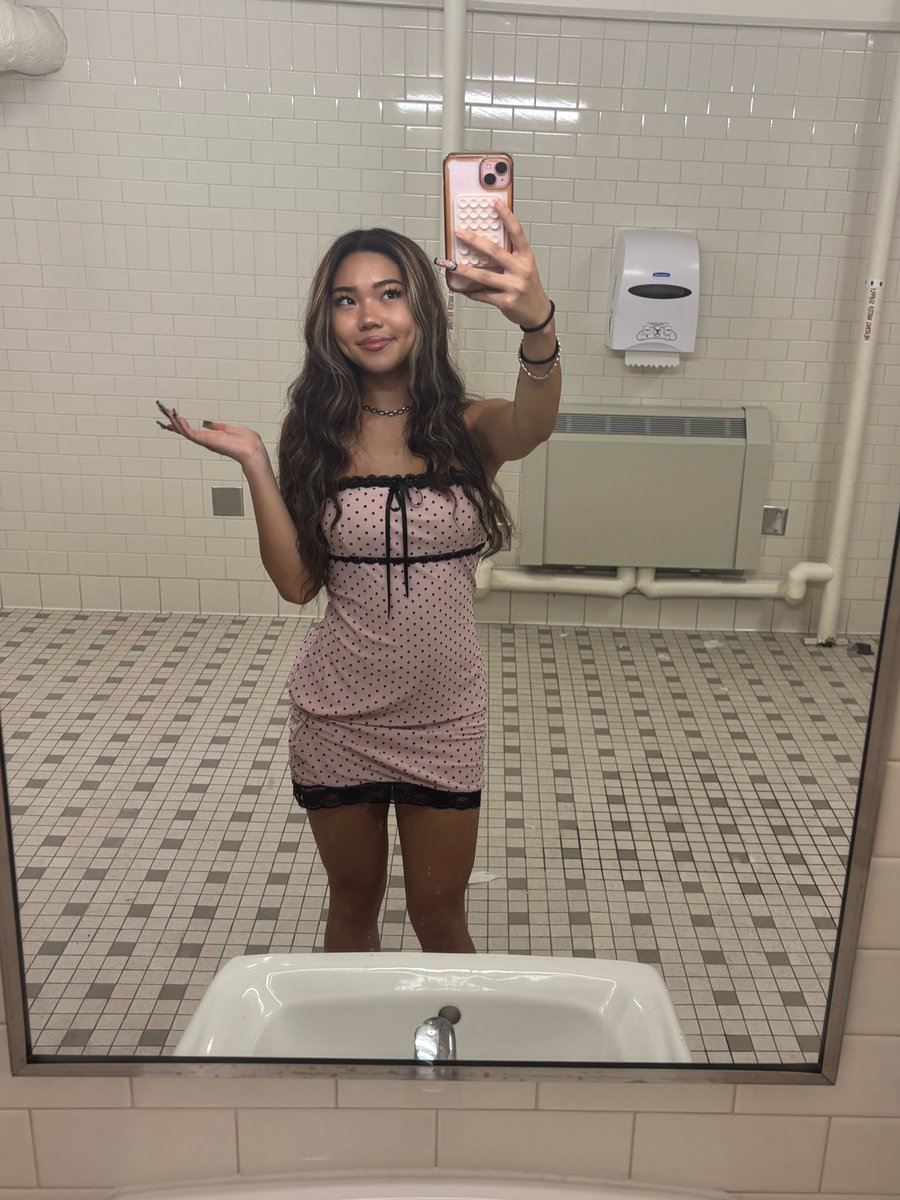 brattykylani's tweet photo. none of these college kids know i’m probably bullying their dad in my dms rn https://t.co/VdjxrqGzO5
