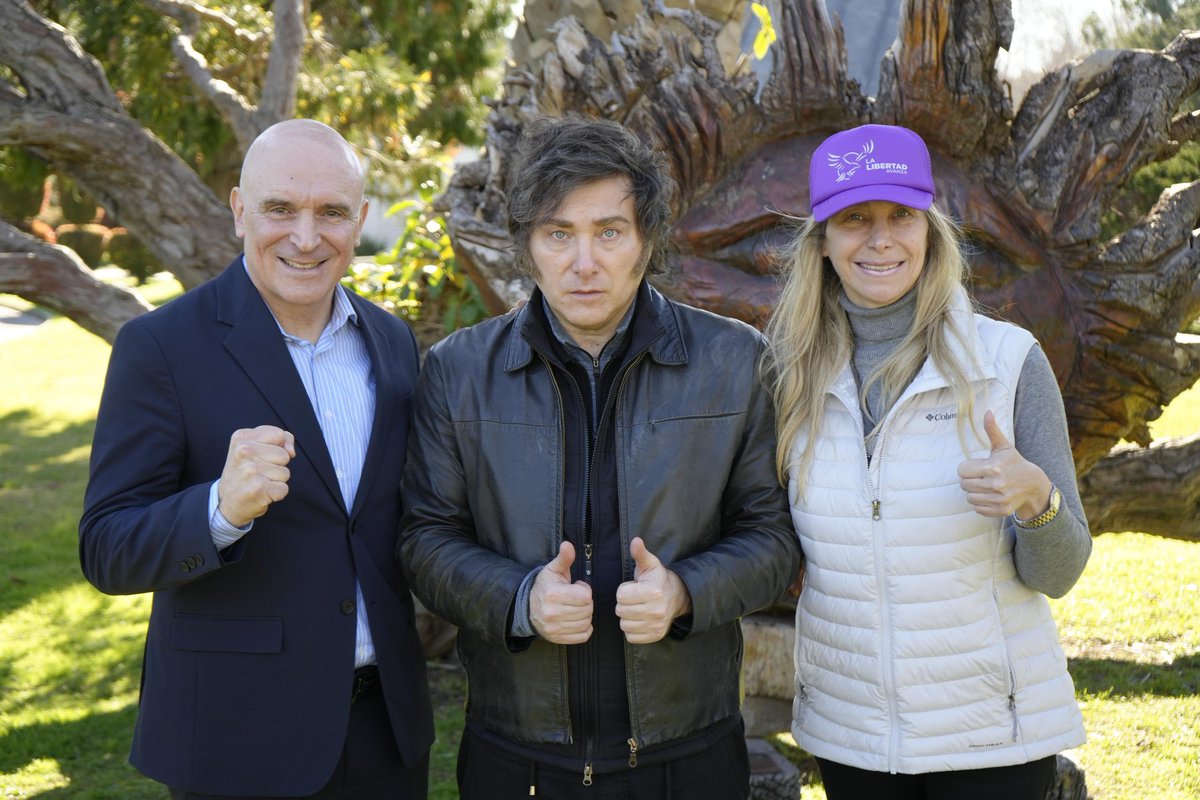 Javier Milei (@jmilei) on Twitter photo En Olivos con el PROFE <a href="/jlespert/">José Luis Espert</a> y EL JEFE <a href="/KarinaMileiOk/">Karina Milei</a> luego del paso por Lomas de Zamora, donde los kukas tira piedras carentes de ideas, recurrieron otra vez a la violencia.
El 7/9 y el 26/10 digamos en las urnas KIRCHNERISMO NUNCA MÁS.
VLLC! En Olivos con el PROFE <a href="/jlespert/">José Luis Espert</a> y EL JEFE <a href="/KarinaMileiOk/">Karina Milei</a> luego del paso por Lomas de Zamora, donde los kukas tira piedras carentes de ideas, recurrieron otra vez a la violencia.
El 7/9 y el 26/10 digamos en las urnas KIRCHNERISMO NUNCA MÁS.
VLLC!