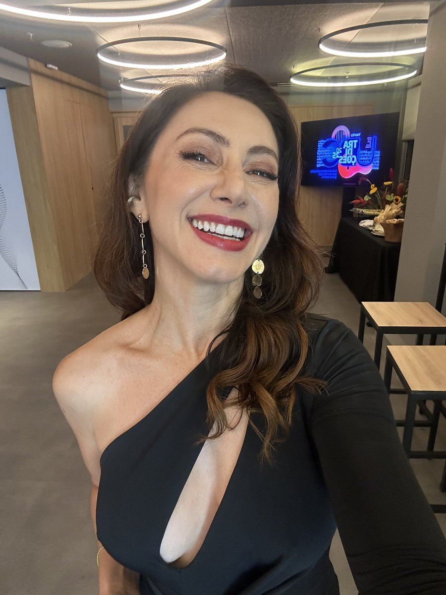 _LilianOficial's tweet photo. vc sabia que pra receber o dinheiro do YouTube tem que acumular 100$ pois o meu canal de cantora  https://t.co/Bj6s4Kpwv3 demora 6 meses pra bater essa meta! Me ajuda a receber meu dinheiro assistindo meus vídeos falta só 2,50 $ 😍 https://t.co/6TwzBPr9m7