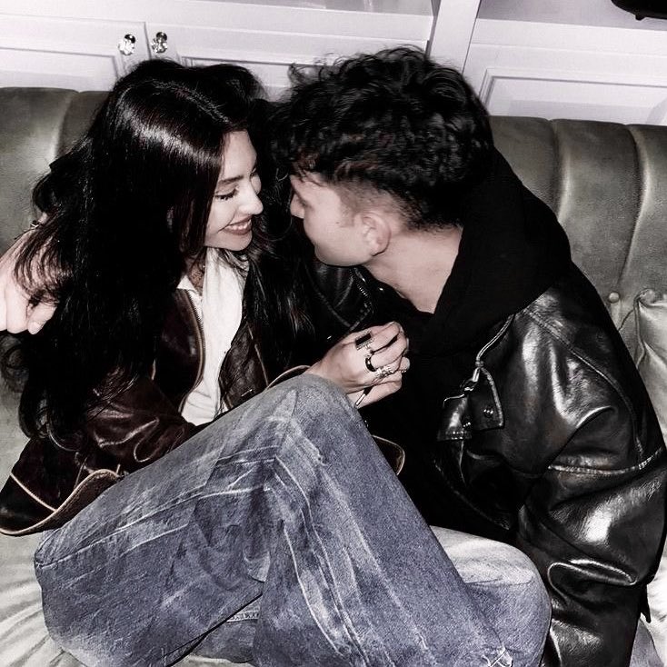 • 𝑆𝑡𝑜𝑟𝑚𝑖 𝑆𝑢𝑙𝑙𝑖𝑣𝑎𝑛
tęskni za chwilą wytchnienia, za prawdziwym życiem, z dala od paparazzi 

•𝐴𝑐𝑒 𝑊𝑒𝑠𝑡𝑜𝑛
postanawia wrócić do rodzinnego Seattle, by na nowo odnaleźć siebie.
☔️💜
 #PurpleRain