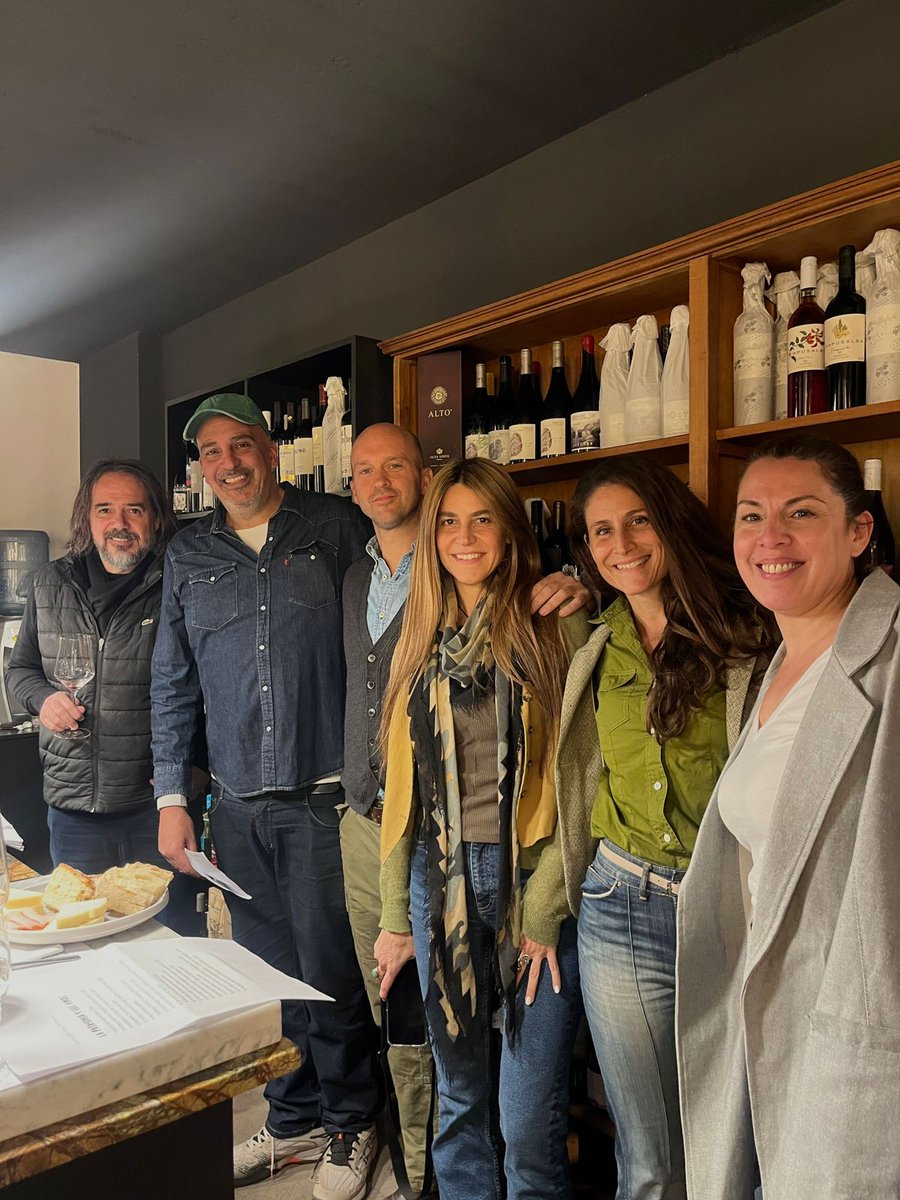 Patagonia en una copa 
Junto a Feli Menéndez (Ribera del Cuarzo) vivimos una degustación única: 20 productores, 3 horas y un viaje de La Pampa a Chubut, del mar a la cordillera.
Blancos, tintos y perlas de partida m/limitada q confirmaron q la Patagonia no se explica en singular.