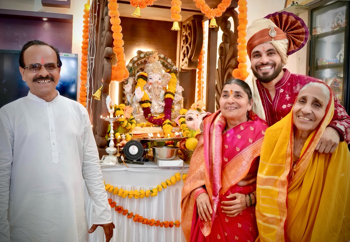 सभी को गणेश चतुर्थी की ढेरों शुभकामनाएँ 
गणपति बप्पा की कृपा सभी पर बनी रहे
May Lord Ganapati Bless everyone 🙏🙏
Ganapti Bappa Morya 
🙏🙏💫

– Shiv Thakare Family 
.
.
.
#ShivThakare 
#shivkisena 
#shivsquad #bappamoraya #bappa #family