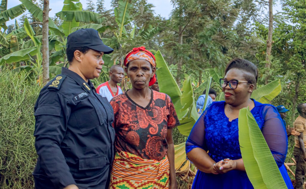 KayonzaDistrict's tweet photo. Basuye inzu zubatswe na Police y'u Rwanda ifatanyije n'uru rubyiruko ziri mu Murenge wa Nyamirama, Akagari ka Musumba, aho izi nzu zubakiwe abaturage batishoboye, banasobanurirwa gahunda yo koroza aba baturage inka kugira ngo bikure mu bukene. https://t.co/RTjZb26u20