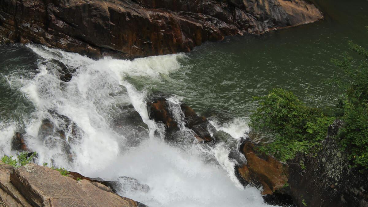 YouTuber Swept To His Death Down Waterfall While Filming Viral Video | 97.5 KMOD kmod.iheart.com/content/2025-0…