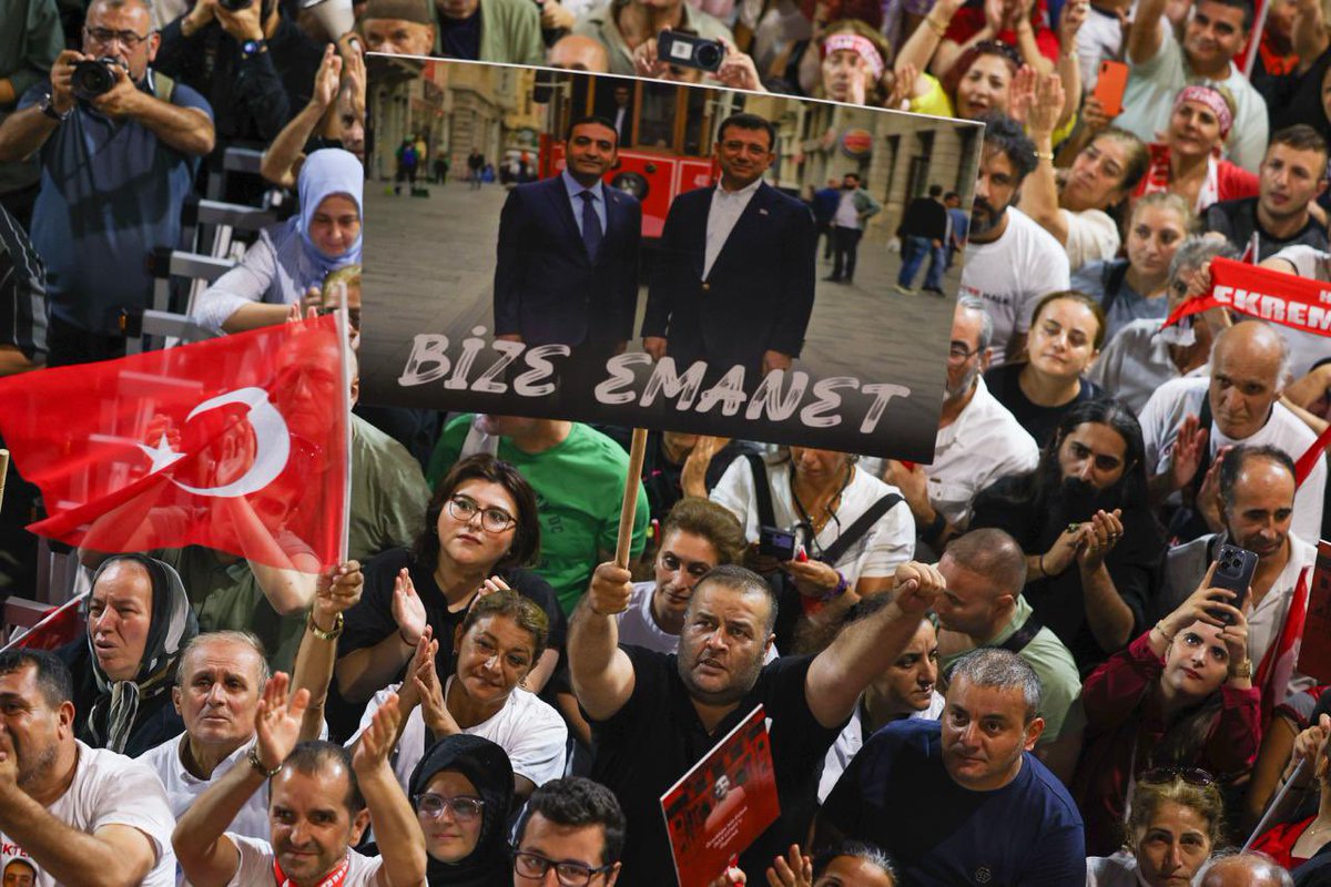 19 Mart sonrası 50’nci eylemde meydana sığmayan Beyoğlu halkına teşekkür ediyorum.

9 dalga değil, 99 dalga operasyon yapsalar da durmayacağız!

50 değil 150 eylem yapmamız gerekse de durmayacağız!

Bu milletin hakkını darbecilerden söke söke alacağız!