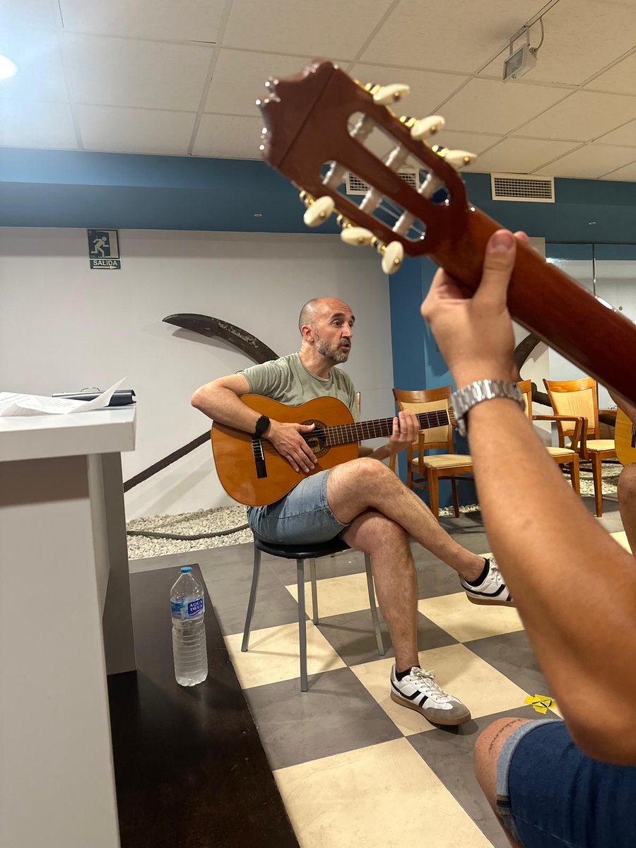 Cuando suenan las cuerdas, arrancan las coplas. Septiembre se nos ha adelantado en forma de acordes, todo listo para arrancar una nueva comparsa. ¡Empezamos!

#LosHijosDeCadiz
#LHDC
#COAC2026
#LaComparsaDeFranQuintana