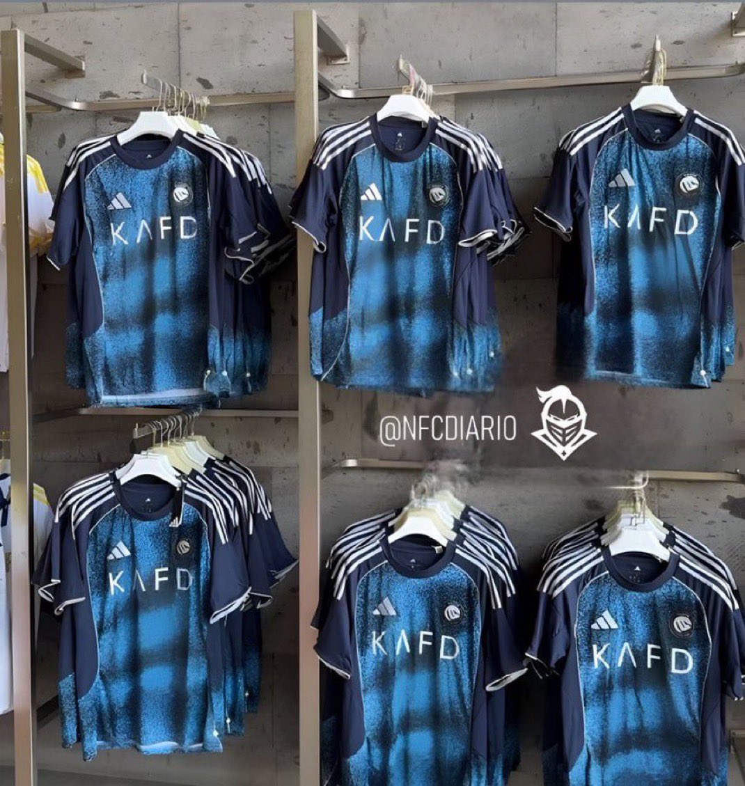 يعيال الطقم تشوفونه حلو؟ قسم بالله حاولت اتقبله ماقدرت اشوف شي واحد مميز فيه ماحصلت 

اللي يقنعني اشكره