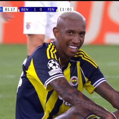 Talisca, eski takımı Benfica karşısında kırmızı kart gördükten sonra GÜLÜYOR.

Maçı kaça SATTINIZ? <a href="/Fenerbahce/">Fenerbahçe SK</a>