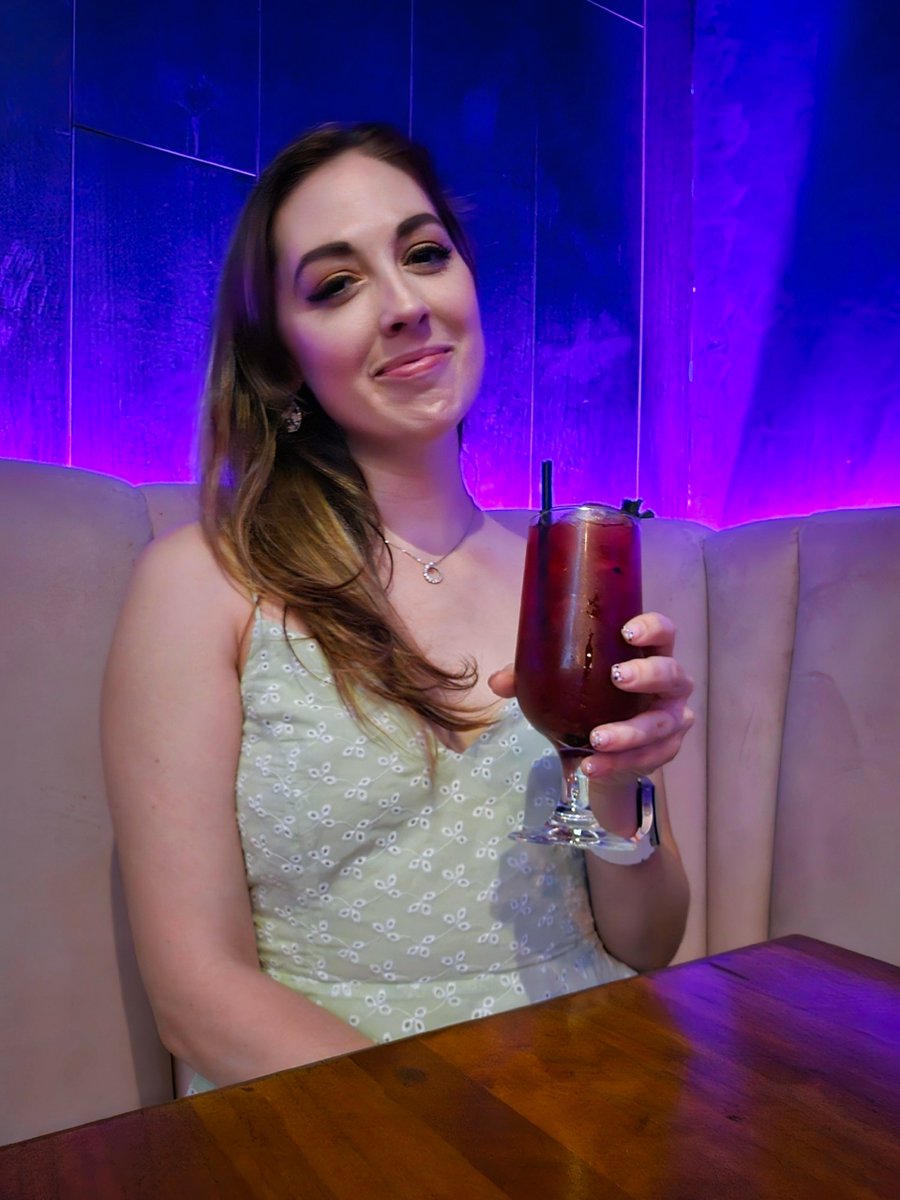 ChristinaDream7's tweet image. Drinks taste better with good company… are you in? 😉
#cocktailHour #GlamLife #WanderLuxe #EverydayElegance #LivingBeautifully #SophisticatedStyle