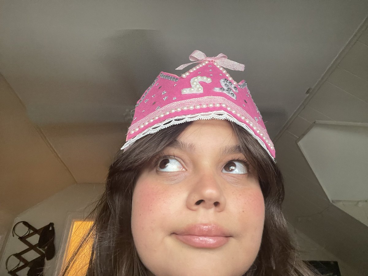 wakeupinvisible's tweet image. yay crown #crafty #hireme