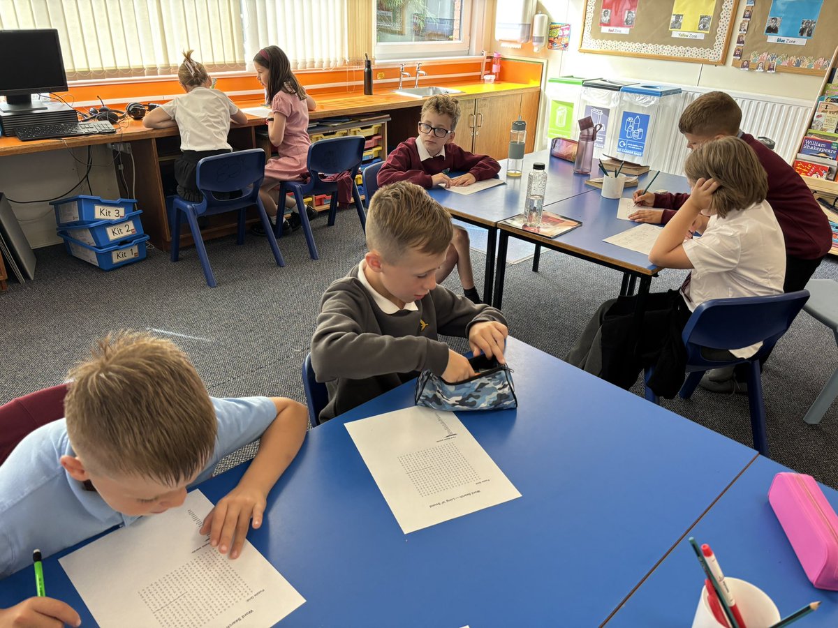 crosshill_ps's tweet image. Class 2 exploring the sound of the week. #phonics #CrosshillClass2