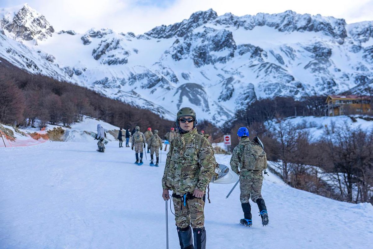 🇦🇷❌ NO A LA ENTREGA DE SOBERANÍA

El 12 de agosto, marines de EE.UU. hicieron ejercicios en Ushuaia. 

Presenté un pedido de informes para que el Gobierno nacional explique por qué tropas del principal aliado de Gran Bretaña pisaron suelo fueguino.

La Constitución es clara: el