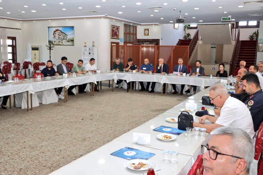 Kilic_Alican's tweet photo. İlçe Hayat Boyu Öğrenme Halk Eğitimi Planlama ve İşbirliği Komisyon Toplantısını Kaymakamımız Sayın Levent Kılıç başkanlığında;

Sincan Belediyesi Kültür Evinde ilgili komisyon üyelerinin katılımıyla gerçekleştirdik. Hayırlara vesile olmasını diliyoruz.

@tcmeb
@Yusuf__Tekin https://t.co/RPfeNMFvKZ