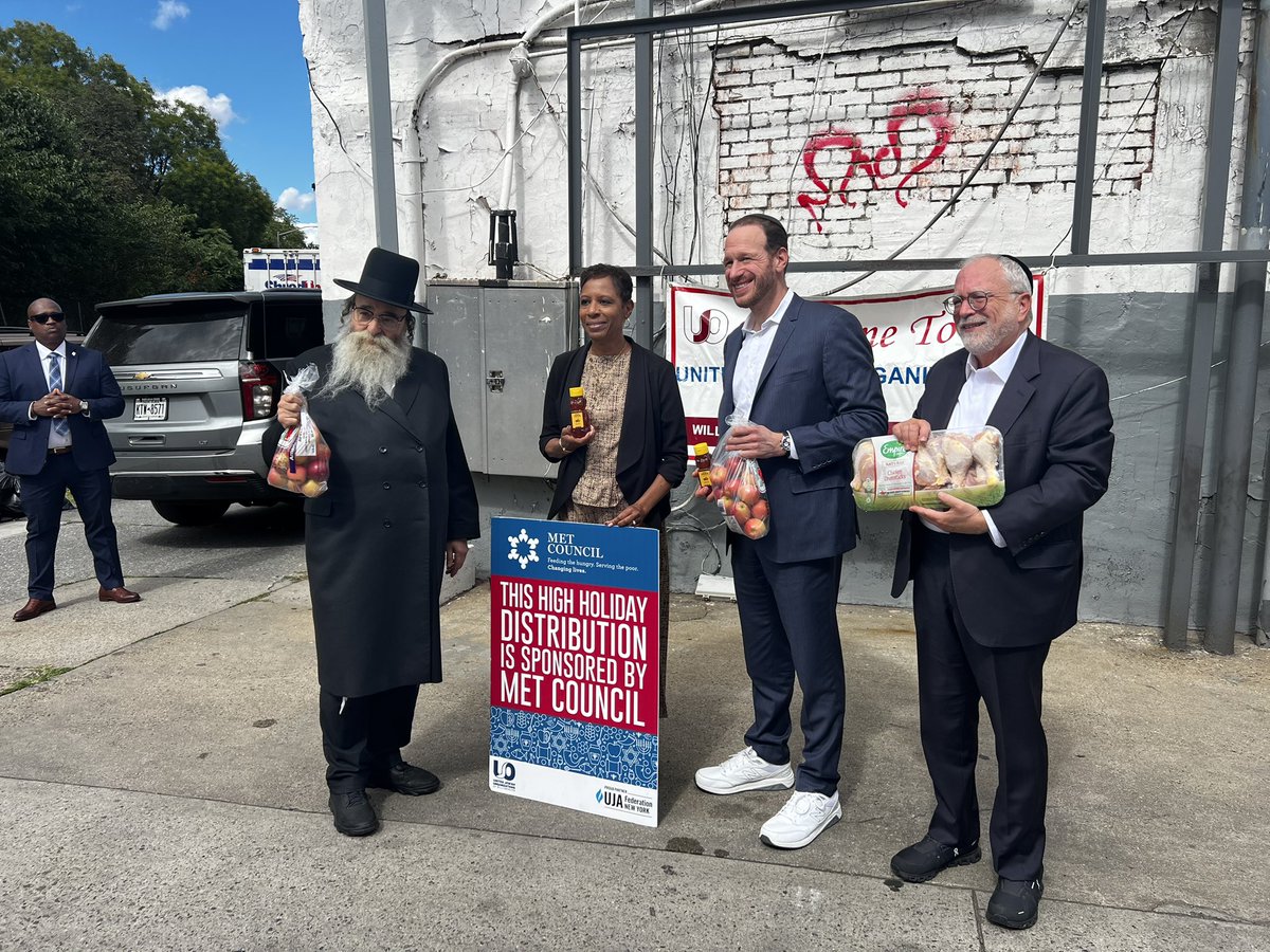 UJO of Williamsburg (@unitedjewish) on Twitter photo Honored to be joined by <a href="/NYCSpeakerAdams/">Adrienne Adams</a> reps from <a href="/JenGutierrezNYC/">Jen Gutiérrez</a> and <a href="/NYCGreenfield/">David G. Greenfield</a> of <a href="/MetCouncil/">Met Council</a> at our Rosh Hashana Food distribution happening now at 32 Penn Street. Honored to be joined by <a href="/NYCSpeakerAdams/">Adrienne Adams</a> reps from <a href="/JenGutierrezNYC/">Jen Gutiérrez</a> and <a href="/NYCGreenfield/">David G. Greenfield</a> of <a href="/MetCouncil/">Met Council</a> at our Rosh Hashana Food distribution happening now at 32 Penn Street.