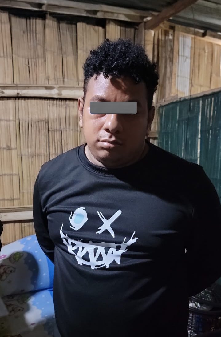 JohnReimberg's tweet photo. 14 APREHENDIDOS EN 20 ALLANAMIENTOS EN 6 SECTORES DE GUAYAQUIL 

La Policía Nacional ejecutó operativos simultáneos en 5 sectores de la ciudad donde asestó golpes a las estructuras y economías criminales de Tiguerones, Los Águilas, Mafia 18 y Los Igualitos dedicados al secuestro y extorsión.

Algunos de los presuntos delincuentes atrapados poseen antecedentes penales por los delitos mencionados. 

INDICIOS

4 armas de fuego  
1 alimentadora  
21 cartuchos de munición  
5 casquillos de munición  
15 celulares
 2 Motocicletas retenidas 
 Dinero en efectivo 
20 panfletos extorsivos
10 comprobantes de pago

ESPERAMOS QUE LA FUNCIÓN JUDICIAL, CON TODOS LOS ELEMENTOS DE LOS CASOS HAGAN SU TRABAJO Y LOS DEJEN DONDE DEBEN ESTAR:  EN LA CÁRCEL. 

Seguimos trabajando.