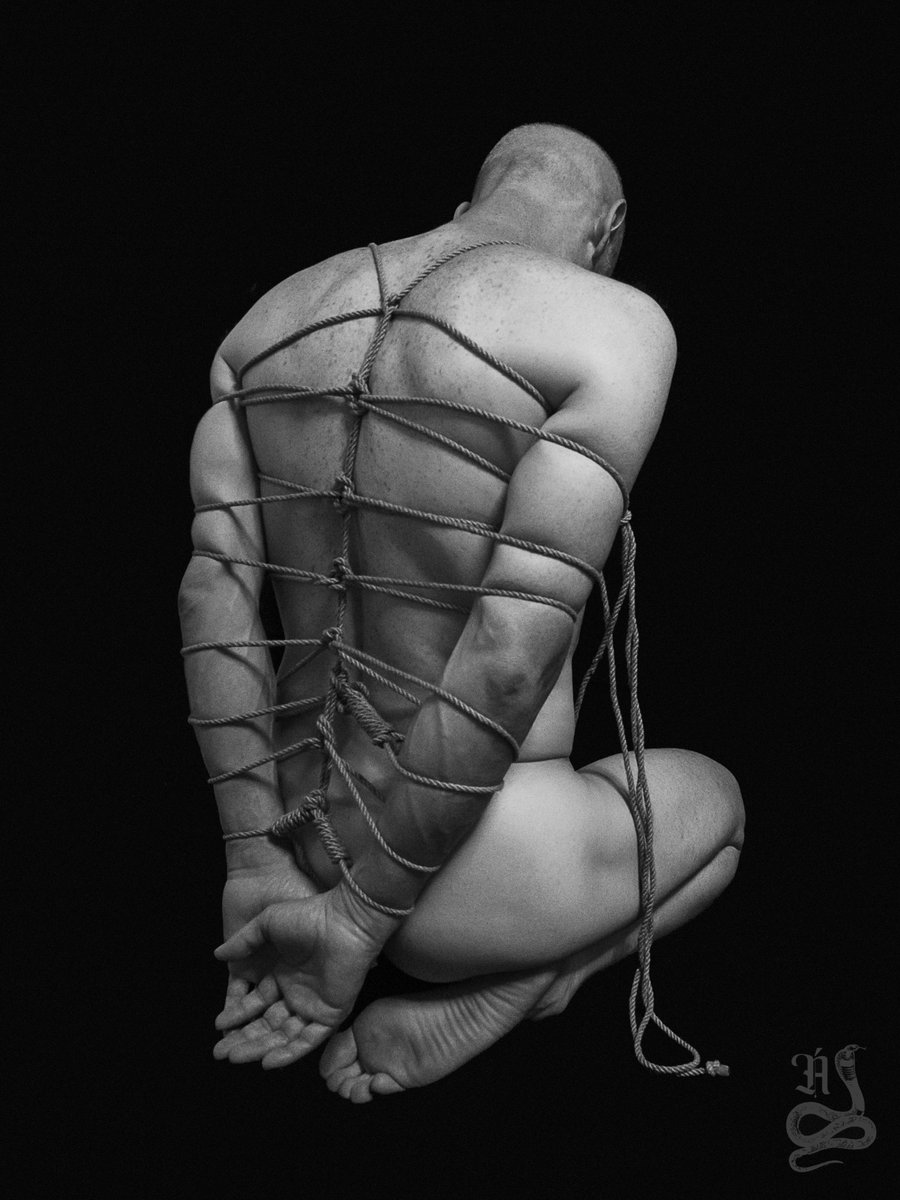 🪢 E~ Dragonfly Sleeve 02-03 🪢
🐍 IG: instagram.com/aspid_zgz
.
#shibari #bondage #kinbaku #gay #bdsm #ropes #cuerdas #fotografía #photography #blackandwhite #bdsmzaragoza #bdsmespaña