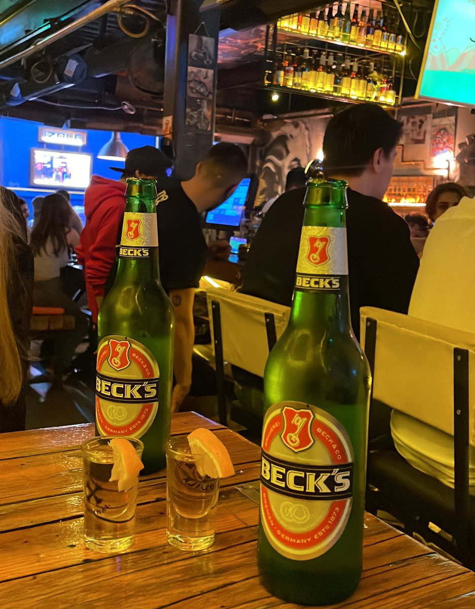 gecenin kapısını iki bira &amp; iki tekila ile araladık, 
sonrası meçhul..