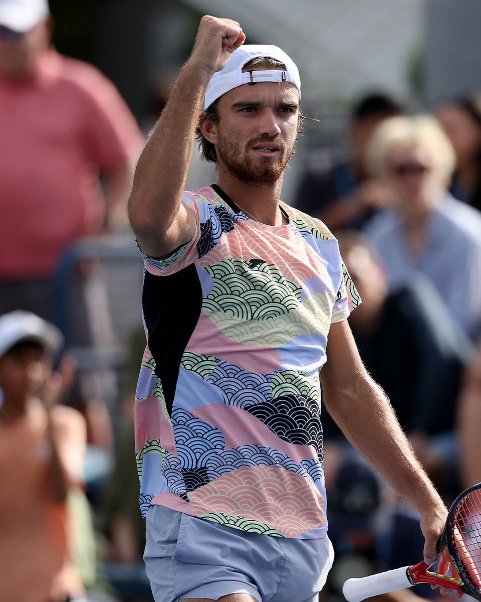Jeu, Set et Match (@jeu_set_etmatch) on Twitter photo Tomas Machac (n°22) 🇨🇿 se qualifie pour le troisième tour de l'#USOpen !
Ce mercredi, il élimine João Fonseca (n°45) 🇧🇷 en trois sets 7-6 (4), 6-2, 6-3.
Next ➡️ Jakub Mensik (n°16) 🇨🇿 ou Ugo Blanchet (n°184) 🇫🇷.
#USOpen2025
📸 : <a href="/TennisChannel/">Tennis Channel</a> Tomas Machac (n°22) 🇨🇿 se qualifie pour le troisième tour de l'#USOpen !
Ce mercredi, il élimine João Fonseca (n°45) 🇧🇷 en trois sets 7-6 (4), 6-2, 6-3.
Next ➡️ Jakub Mensik (n°16) 🇨🇿 ou Ugo Blanchet (n°184) 🇫🇷.
#USOpen2025
📸 : <a href="/TennisChannel/">Tennis Channel</a>