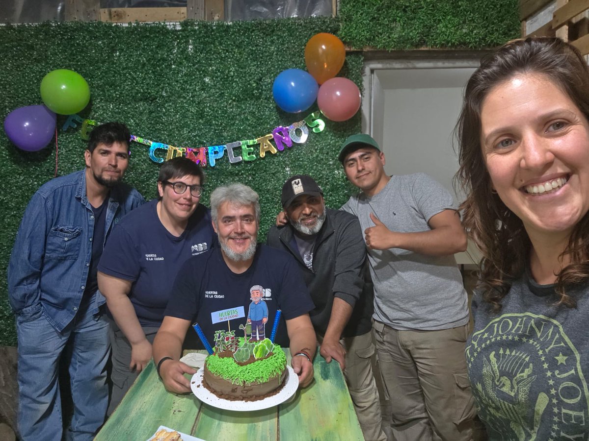 Val_Fabian's tweet photo. 🎉 Hoy celebré mis 50 años trabajando en #APADEA, un espacio de huerta que quiero mucho, rodeado de mucho amor y mi equipo 🌱💚.

Medio siglo de vida, y nada mejor que festejar sembrando comunidad, esperanza y futuro, junto a quienes caminan conmigo cada día.🙌

Gracias a @fsusbielles por la decisión política y a #HuertasDeLaCiudad🍅🥦🌸 por ser parte de este camino colectivo que crece con amor y compromiso ✨.

Cumplir 50 no es llegar, es comenzar una nueva etapa. Lo mejor está por venir💫.

¡Gracias a todos, los quiero mucho!❤️

#EnEquipo🙌