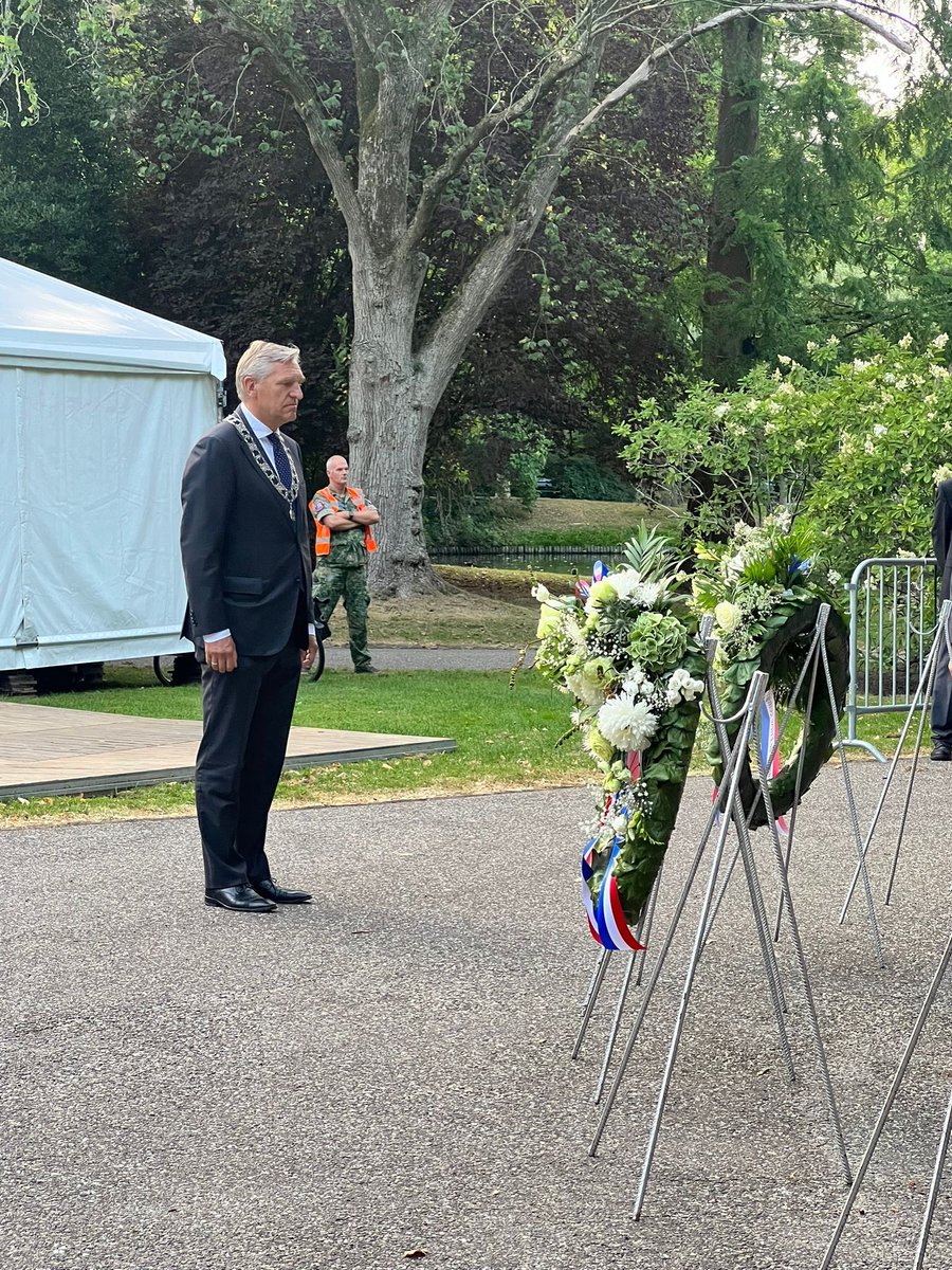 Vanavond herdachten we de 168 Friese militairen die zijn gesneuveld in het voormalige Nederlands-Indië en Nieuw-Guinea. De herdenking vindt jaarlijks plaats in het Rengerspark bij de herdenkingswand met namen, geboortedata en woonplaatsen van de gesneuvelde militairen.