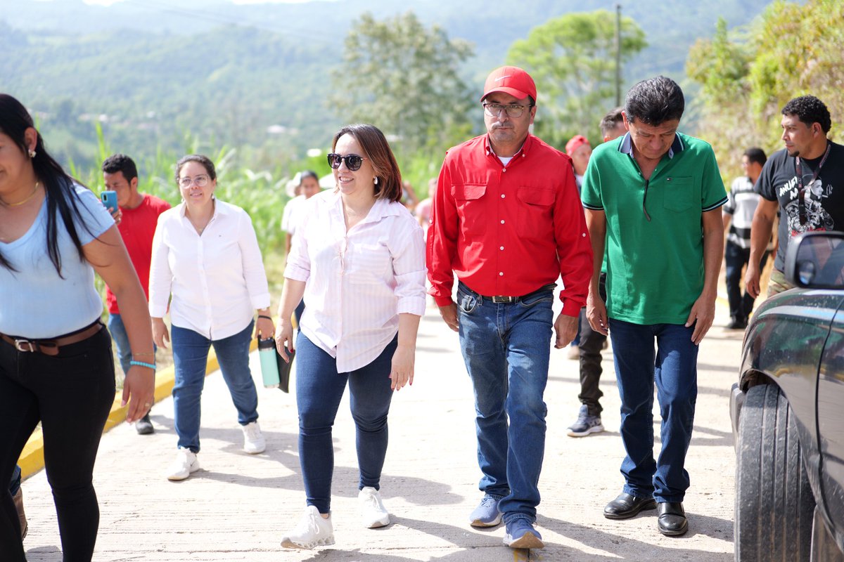 BancadaLibre's tweet photo. Los diputados @SergioC11938796 y #SamuelDuarte, junto a la alcaldesa de San Nicolás, Santa Bárbara, Carmen Paz, inauguraron la pavimentación con ciclópeo hidráulico de la calle de acceso a la comunidad de Plan del Higo, una obra que representa progreso, dignidad y nuevas oportunidades para las familias del sector.