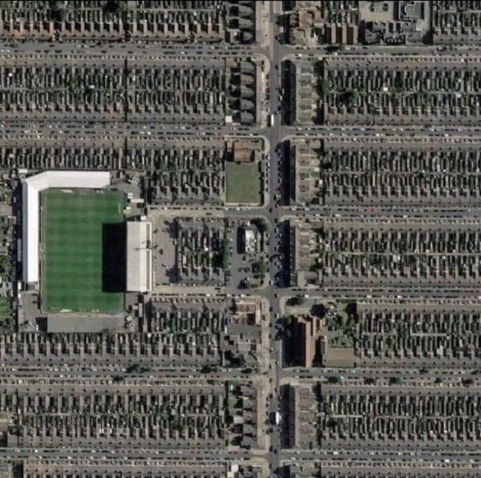 Blundell Park, hemmapaln för Grimsby Town.
Definitivt facit för hur en fotbollsarena ska vara belägen.