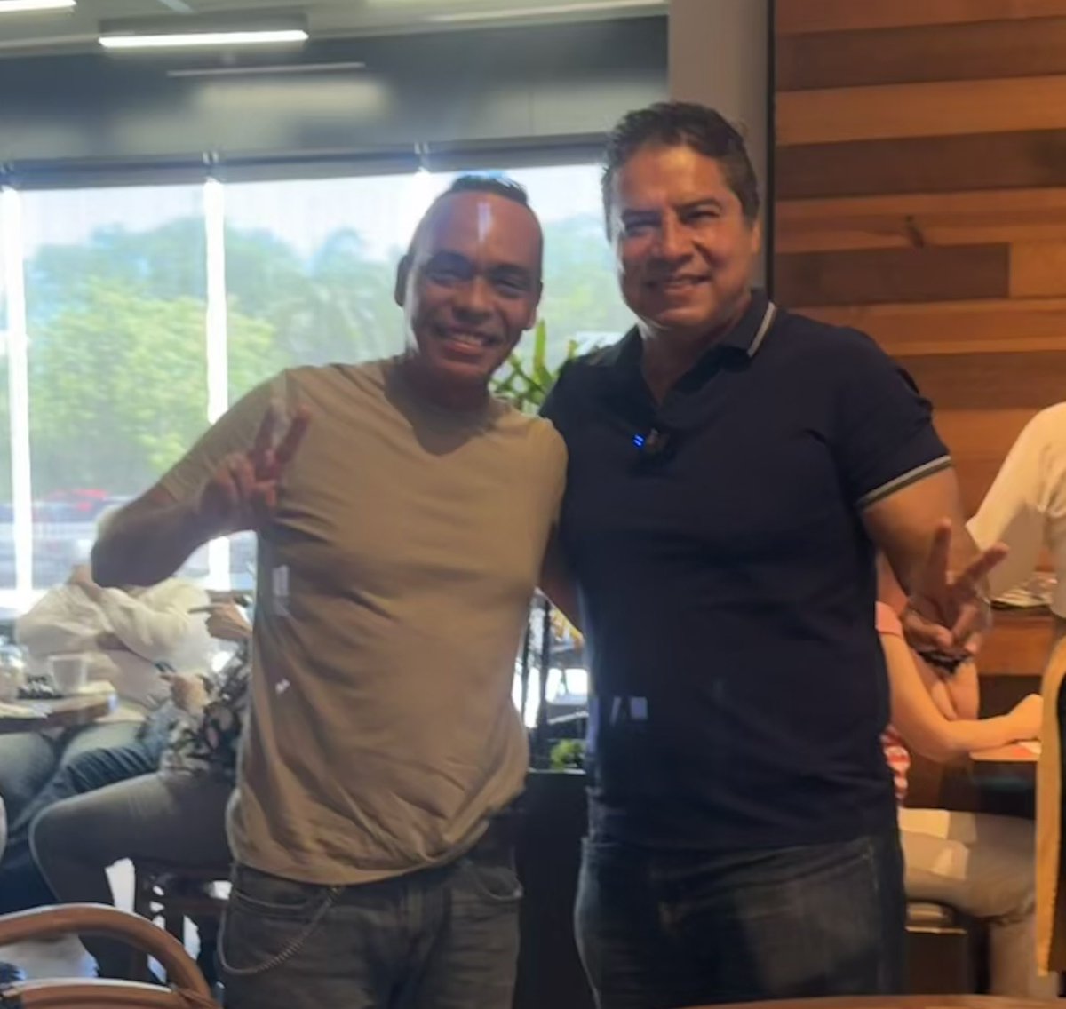 Lenin Amaro B. (@leninamaro) on Twitter photo Agradezco a mi amigo el periodista Rene Guadarrama la entrevista en la que platicamos la complejidad que a significado para el sector empresarial este primer semestre del 2025 y los retos del segundo.
#SeCuidaLoQueSeAma
<a href="/AncerRegsureste/">ANCER Vpdte Región Sureste y Comisión Turismo</a> Agradezco a mi amigo el periodista Rene Guadarrama la entrevista en la que platicamos la complejidad que a significado para el sector empresarial este primer semestre del 2025 y los retos del segundo.
#SeCuidaLoQueSeAma
<a href="/AncerRegsureste/">ANCER Vpdte Región Sureste y Comisión Turismo</a>