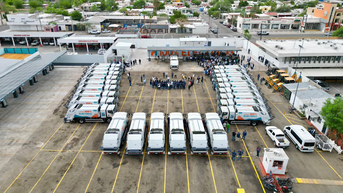 pichonpavlovich's tweet photo. Estamos muy contentos! Hoy recibimos 25 camiones 100% eléctricos gracias al apoyo de nuestro alcalde @tonoastiazaran ⚡️
Este logro nos impulsa a seguir siendo el servicio de recolección #1 en México. Hermosillo es un referente en electromovilidad a nivel mundial. #QueSeNote https://t.co/Rq2luCMgmw