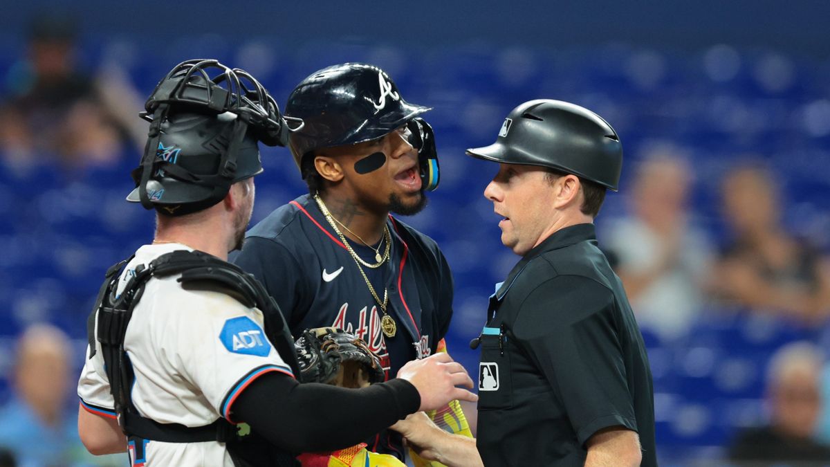Pelotazo a Ronald Acuña Jr. vacía las bancas en el Braves vs. Marlins