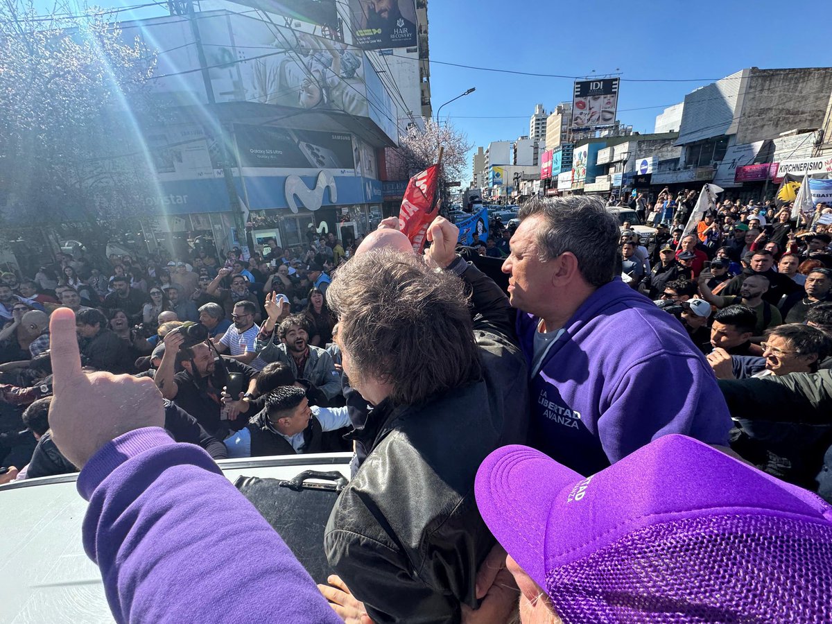MiriamNiveyro's tweet photo. 🚨 REPUDIO TOTAL A LA VIOLENCIA

Lo sucedido en Lomas de Zamora es inaceptable. Durante la caravana del presidente @JMilei , grupos kirchneristas violentos atacaron con piedras y disturbios, poniendo en riesgo a familias enteras, a los militantes de la libertad y hasta a la figura del propio Presidente de la Nación.

👉 La cobardía de los que no saben convivir en democracia quedó expuesta: su única respuesta es la agresión.

#RepudioTotal #LomasDeZamora #MileiPresidente #LaLibertadAvanza #ViolenciaNuncaMás #LibertadCarajo