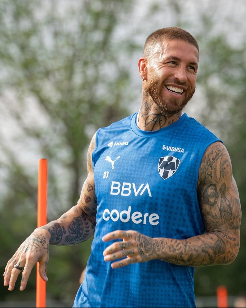 Eliminemos la contaminación en Monterrey por favor, que es el único lugar donde tenemos a Sergio Canales y Sergio Ramos juntos en un mismo equipo.