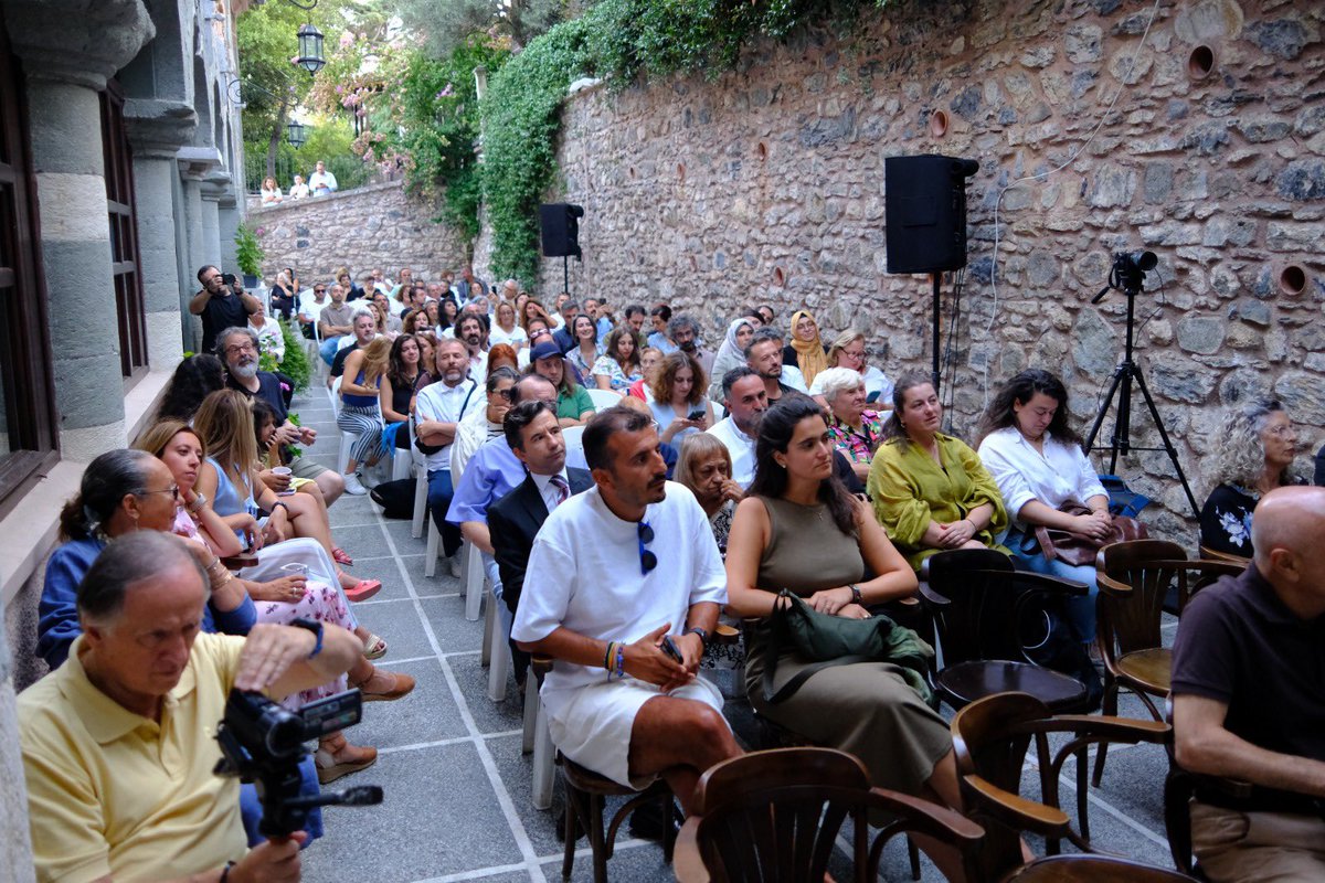 Theotokia’ 25 Kültür Festivali Karadeniz Şarkılarıyla şenlendi. Natassa, İakovos, Onur ve Giannis  Panayia’nın çiçekli avlusunda kemençelerin tınısıyla estirdikleri Karadeniz rüzgarına katılımcılar horonla karşılık verdi. <a href="/YenikoyPanayia/">Yeniköy Panayia Rum Ortodoks Kilisesi ve Mek.Vakfı</a>