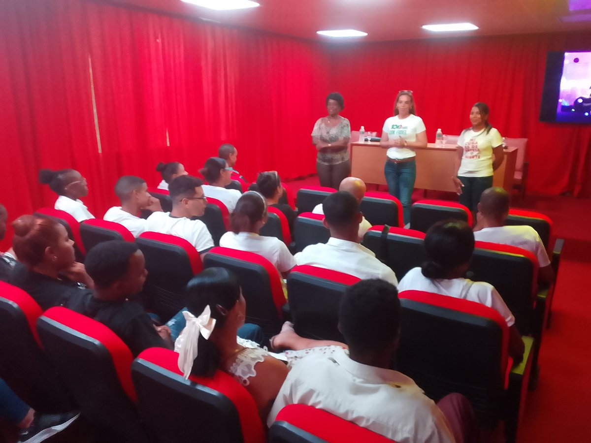 En visita de trabajo a #SantiagoDeCuba, Caridad Meyvis Estévez Echeverría, miembro del Comité Central del <a href="/PartidoPCC/">Partido Comunista de Cuba</a> y primera secretaria del Comité Nacional de la <a href="/UJCdeCuba/">UJC de Cuba</a>, intercambió con cuadros y reservas de la organización en esta provincia.