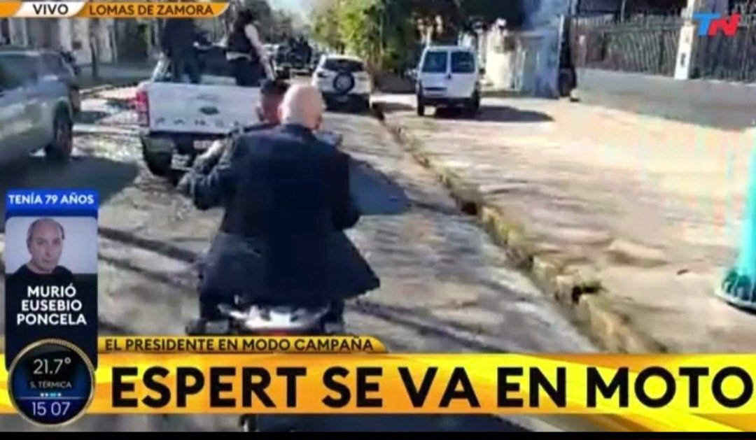 fploszaj's tweet photo. La foto que vinieron a buscar a Lomas / La que se llevaron https://t.co/8n4D8BDNwC