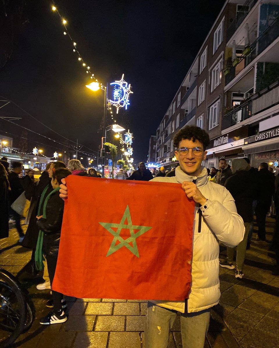 نظام السيسي ماشي بمبدأ "حش وارمي للبهايم" عارف ان لجانه ومنتفعيه مبيفكروش باتنين جنية. 

شاب عنده ٢٧ سنة هز نظام كامل .. خلى المتعاص يتصل على رئيس وزراء هولندا يقوله يتحايل عليه محدش يتظاهر عند سفارة مصر.

خلى حرامي السجاجيد يطلع البلطجي اللي جواه ويرسل بلطجية لخارج مصر على حساب