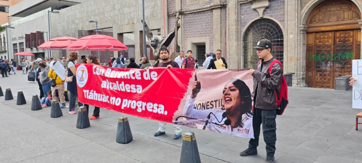 HomeroAE's tweet photo. #FaltaViviendaEnTláhuac

En la Ciudad de México han pasado décadas sin una política de edificación de vivienda popular; tenemos una ciudad capital en la que adquirir una vivienda en las colonias céntricas se volvió inalcanzables para cualquier familia proletaria, y en el resto de la ciudad, aunque aún pueden encontrarse predios donde edificar conjuntos verticales de viviendas, se topan con bloqueos burocráticos como el de Tláhuac y también con costos elevados. 

Miles de mexicanos se solidarizan con la lucha de los solicitantes de vivienda de Tláhuac y con todos los trabajadores que, siendo los creadores de la riqueza, exigen vivir con dignidad y dejar de vivir amontonados en buhardillas.