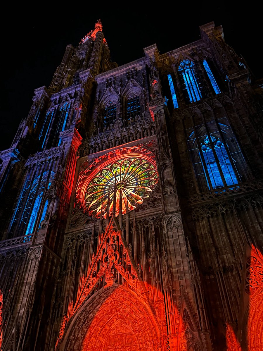 Cathédrale en robe d’été.
#strasbourg #cathedral #summer