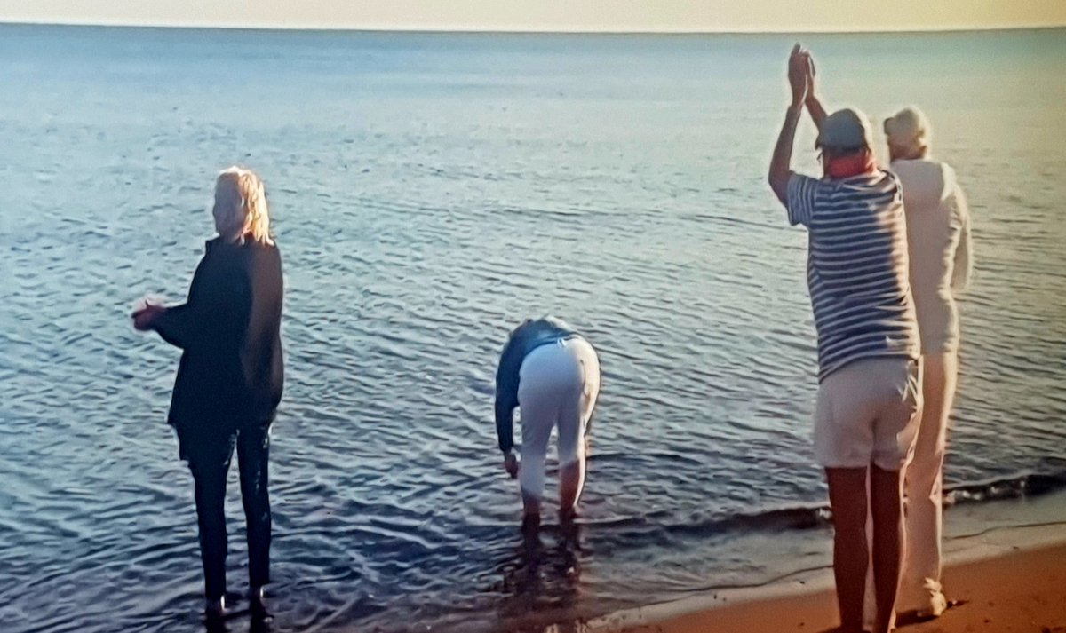 Vier dames gooien op Lesbos rozenblaadjes in zee om 'alles los te laten'. Ik drijf steeds verder af van dit spirituele eiland.
#benbvolliefde