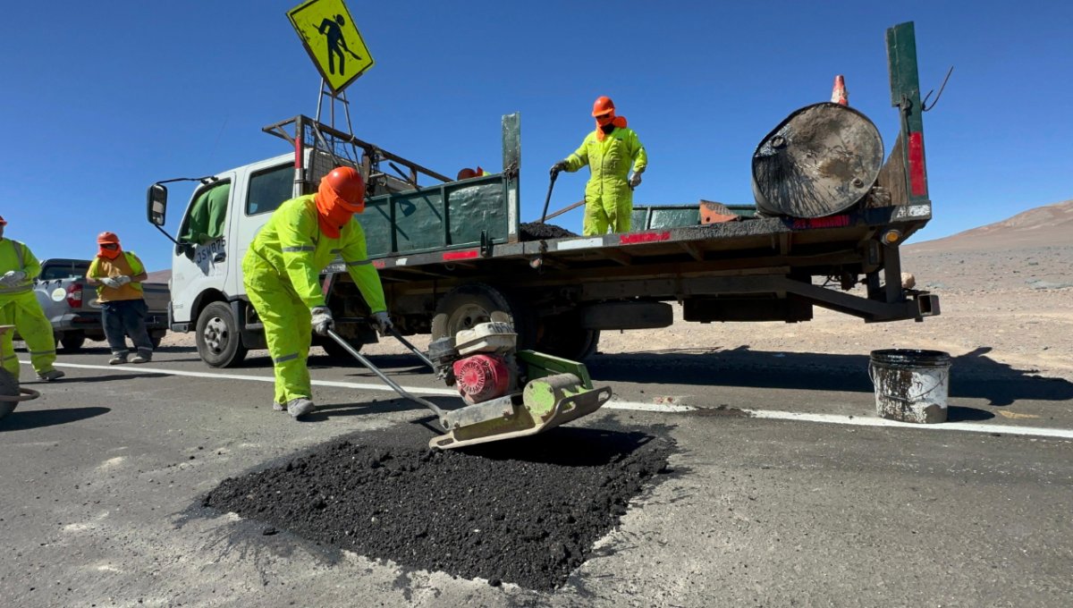 MOP #Antofagasta inició labores de conservación en ruta a Taltal B-710 radioua.cl/mop-antofagast…