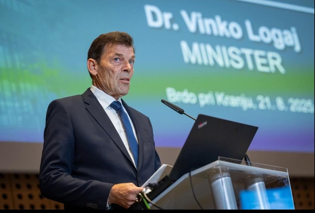Zasebni vrtci smo ogorčeni nad izjemno populističnim in ideološkim nastopom ministra za šolstvo, Vinka Logaja, ki ga je imel v pozdravnem nagovoru, na konferenci za ravnatelje, na Brdu pri Kranju,  v četrtek, dne 21. 8. 2025. ⤵️