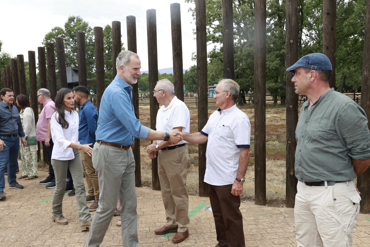 Encuentro de los Reyes con alcaldes de los municipios de Zamora afectados por los graves incendios forestales para conocer de primera mano los daños sufridos y las necesidades de los vecinos.